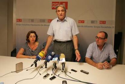 El portavoz socialista en la diputación de Alicante, Antonio Amorós (de pie), ayer en rueda de prensa.