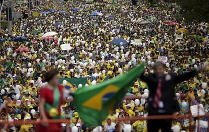 Las primeras movilizaciones se registraron en algunas ciudades del norte y noreste, las regiones más pobres del país, en las que miles de manifestantes demandaron el "fin" del Gobierno de Rousseff y expresaron su apoyo a las investigaciones sobre las corruptelas en la estatal Petrobras, que salpican a medio centenar de políticos. En la imagen, miles de personas protestan en Brasilia (Brasil).