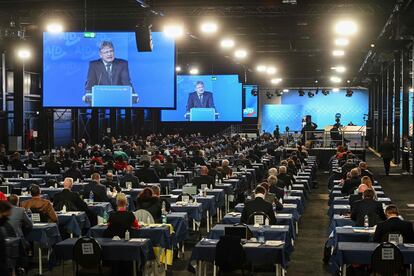 Asistentes al congreso de Alternativa para Alemania siguen el sábado la intervención del colíder, Jörg Meuthen, en Kalkar, en el oeste del país.