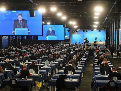Asistentes al congreso de Alternativa para Alemania siguen el sábado la intervención del colíder, Jörg Meuthen, en Kalkar, en el oeste del país.