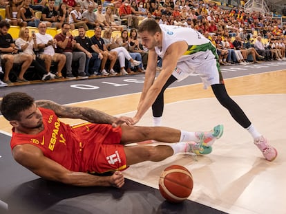 Juancho Hernangómez cae al suelo ante Donatas Tarolis durante el partido amistoso entre España y Lituania en el Gran Canaria Arena este martes.