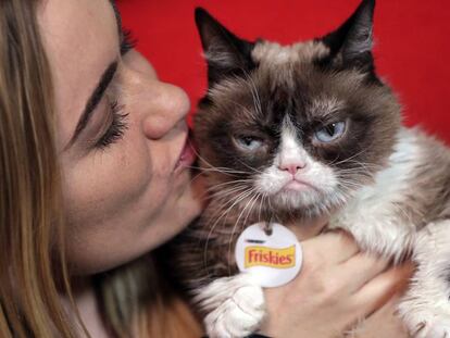 Grumpy Cat posa con su due&ntilde;a Tabatha Bundesen, en Nueva York.