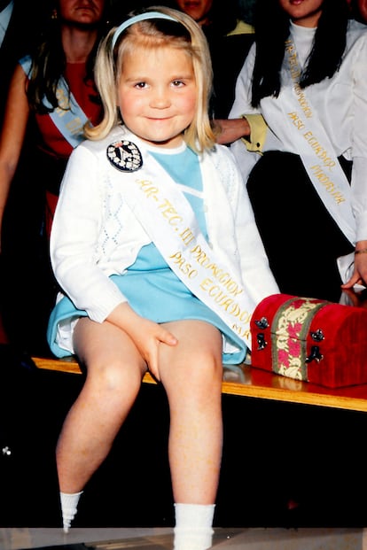 1969: La infanta, todo sonrisas con su conjunto azul bebé con diadema a juego. Muy Sally Draper todo.