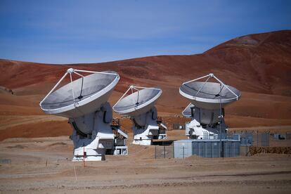 Un grupo de antenas del radiotelescopio del centro astronómico ALMA, en el desierto chileno.