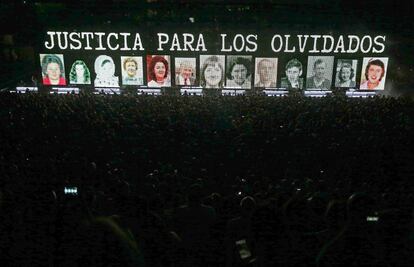 Unas palabras esperanzadas de Bono sobre la capacidad de Europa para solucionar el problema de los refugiados y de la ciencia para curar el SIDA han permitido acabar el concierto con el público coreando "One" y una sonrisa en la boca.