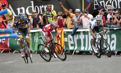 Valverde, por la derecha, realiza el sprint al final de la curva para ganar la etapa.