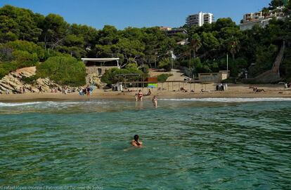 <b>CALA CRANCS</b> (Salou). Salou té de tot, també té cales. La Cala Crancs, al Cap Salou, és una de les platges més menudes que exhibeix la icònica població turística. Cala Crancs té 80 metres de longitud i 50 metres d'amplada. Val la pena ser matiner perquè sinó costarà trobar un lloc on plantar la tovallola. Cala Crancs i el seu entorn vegetal han sobreviscut enmig de l'apilonament urbanístic de Salou