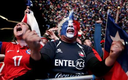 Aficionados celebran un gol de Chile a Perú en las semifinales de la Copa América.