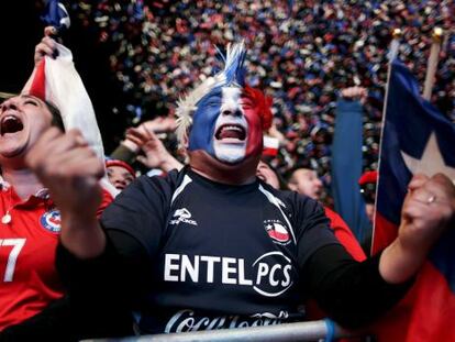 Aficionados celebran un gol de Chile a Perú en las semifinales de la Copa América.