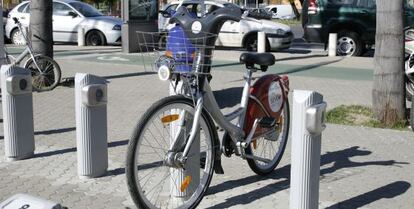 Bicicleta en un estacionament de Sevici, el servei públic de Sevilla.