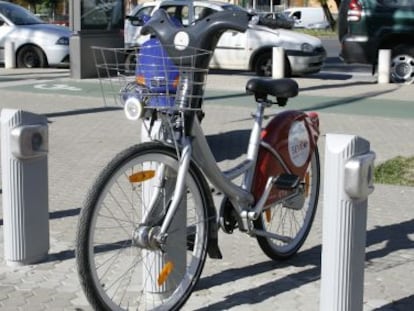 Bicicleta en un estacionament de Sevici, el servei públic de Sevilla.