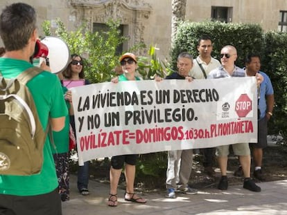 Protesta de Stop Desahucios, este lunes, en Alicante.