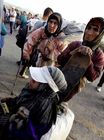 Entre los porteadores hay hombres y mujeres de todas las edades. Algunos, incluso, tienen la movilidad reducida y caminan ayudados por muletas. También utilizan patinetes para deslizar los fardos.