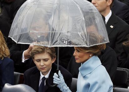 La lluvia hizo acto de presencia durante la ceremonia y obligó a Melania a sacar un paraguas con el que protegió a su hijo Barron. 