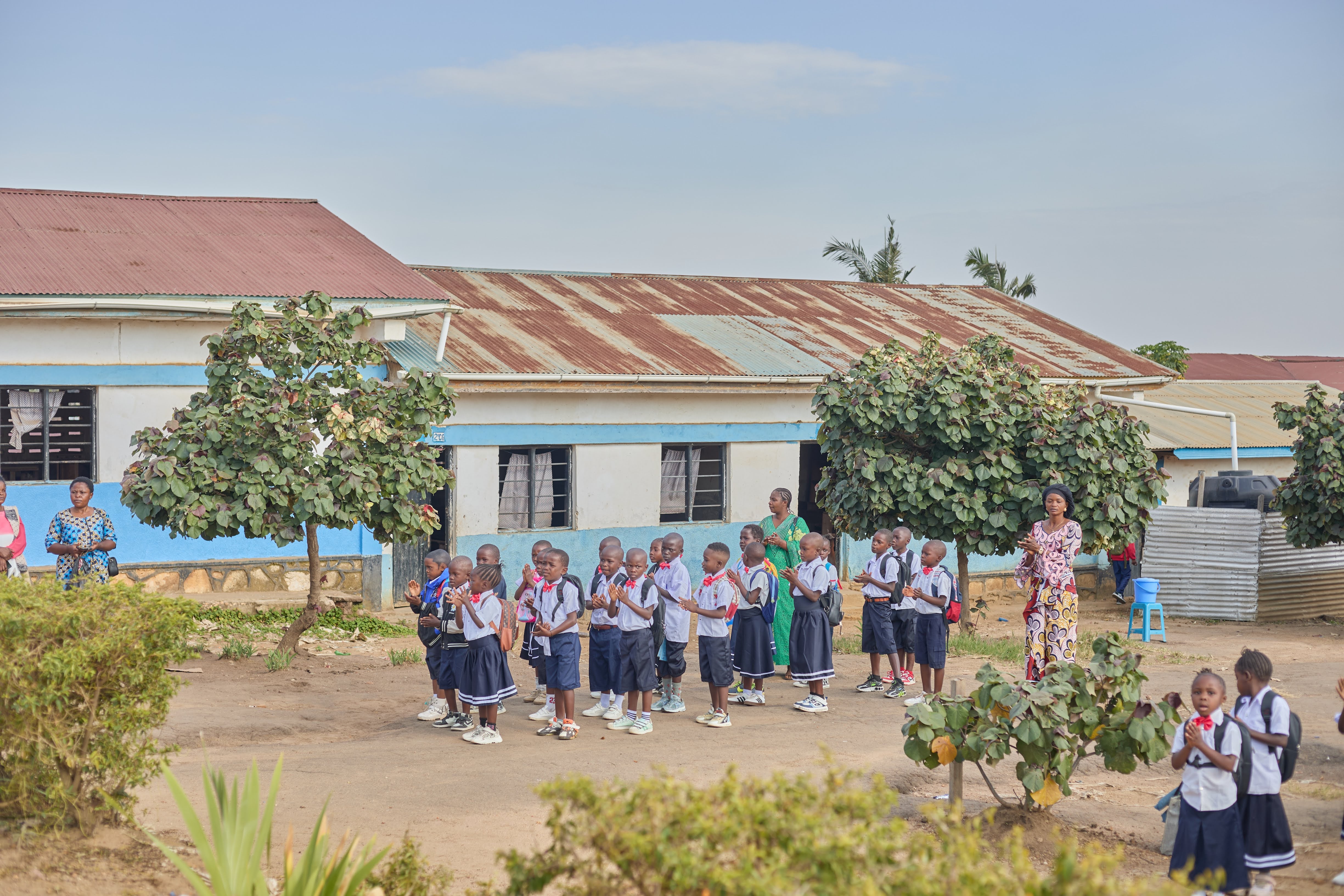 Los alumnos de la escuela primaria Murongo se colocan frente a su aula durante el inicio del año escolar, el 1 de septiembre en Bunia, provincia de Ituri, en la República Democrática del Congo.