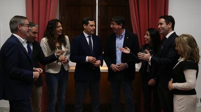 Miembros del PP y Ciudadanos cierran el acuerdo alcanzado en el Parlamento andaluz.