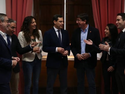 Miembros del PP y Ciudadanos cierran el acuerdo alcanzado en el Parlamento andaluz.