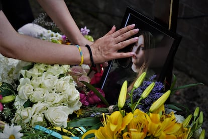 Retrato de la escritora Victoria Amelina colocado sobre su tumba durante su entierro, tras morir a consecuencia del bombardeo ruso llevado a cabo contra un restaurante de Kramatorsk el 27 de junio. 