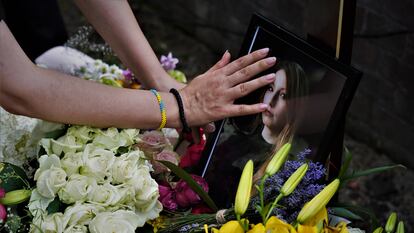 Retrato de la escritora Victoria Amelina colocado sobre su tumba durante su entierro tras morir a consecuencia del bombardeo ruso llevado a cabo contra un restaurante de Kramatorsk el 27 de junio.