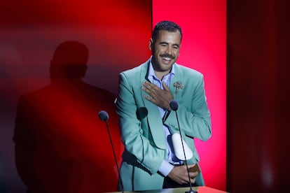 Jaime Álvarez, de Mans, recibe el premio al Talento Novel durante la II edición de los Premios de la Academia de la Moda Española.