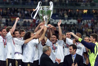 Final de la Liga de Campeones, en el estadio Saint Denis de París, donde el Real Madrid ganó por 3 goles a 0 al Valencia. En la imagen, los jugadores madridistas alzan la Copa de Europa y celebran su triunfo, el 24 de mayo de 2000.
