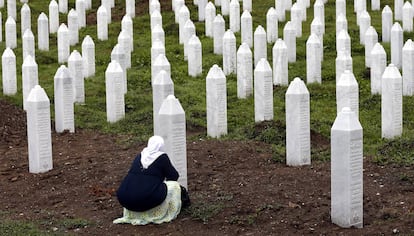 Una mujer musulmana de Bosnia reza durante el funeral en el Centro Conmemorativo de Potocari, Srebrenica, Bosnia y Herzegovina.