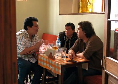 Gastón Acurio (a la derecha) y un amigo, en La Picantería, restaurante  que el también cocinero peruano Héctor Solís (a la izquierda) regenta en Lima.