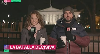 Os jornalistas Cristina Solías e Ricard Ustrell na transmissão ao vivo das eleições americanas para o programa 'Planta Baixa'. 2 de novembro de 2020.