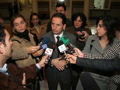 Carlos Fernández, ayer, a la salida de los Juzgados.