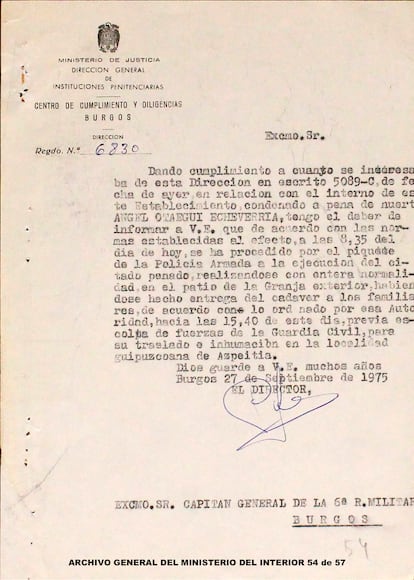 Una de las hojas del expediente que guarda el Archivo General del Ministerio del Interior de Ángel Otaegi Etxeberria, miembro de ETA fusilado el 27 de septiembre de 1975. Los expedientes completos que recojen documentación acumulada durante la estancia en prisión de los cinco condenados a muerte se puede consultar al final de este reportaje. 