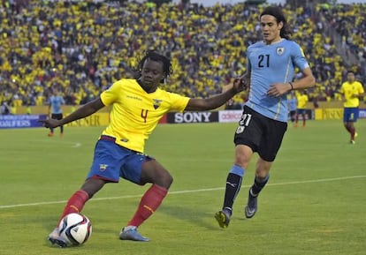 El ecuatoriano Juan Carlos Paredes alcanza el balón ante el uruguayo Edison Cavani.