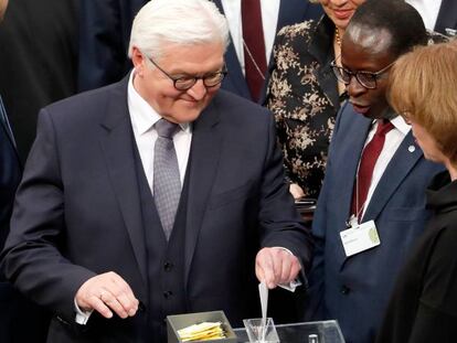 Frank-Walter Steinmeier, novo presidente federal da Alemanha, vota na Assembleia Federal celebrada no domingo em Berlim.