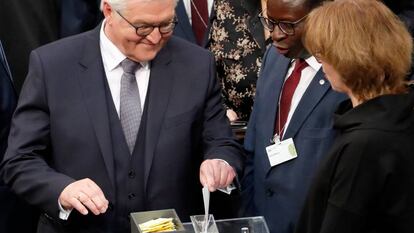 Frank-Walter Steinmeier, nuevo presidente federal de Alemania, vota en la Asamblea Federal celebrada el domingo en Berl&iacute;n.  