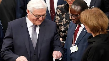 Frank-Walter Steinmeier, nuevo presidente federal de Alemania, vota en la Asamblea Federal celebrada el domingo en Berl&iacute;n.  