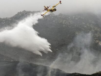 Lucha contra el fuego en Las Lomas de El Cobre, en Algeciras.