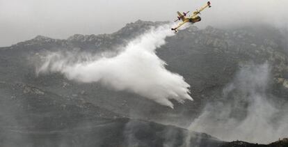 Lucha contra el fuego en Las Lomas de El Cobre, en Algeciras.