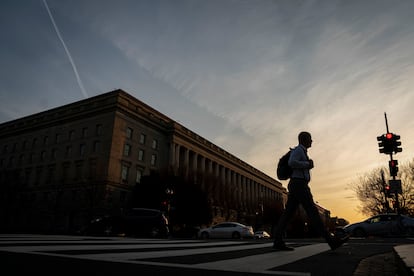 Un hombre pasa frente a la sede principal del Servicio de Impuestos Internos en Washington, D.C., US, el pasado 12 de marzo.