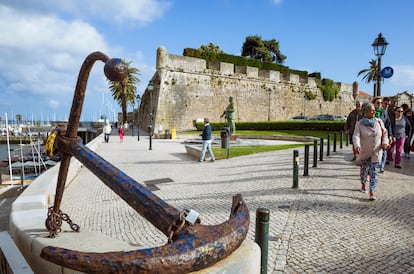 Varios turistas junto a la Ciudadela de Cascais.