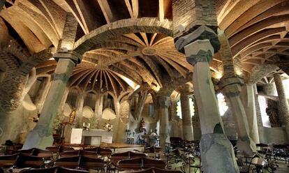 Interior de la cripta de la Colònia Güell, objecte principal d'estudi del primer congrés mundial sobre l'arquitecte que acull la Universitat de Barcelona.