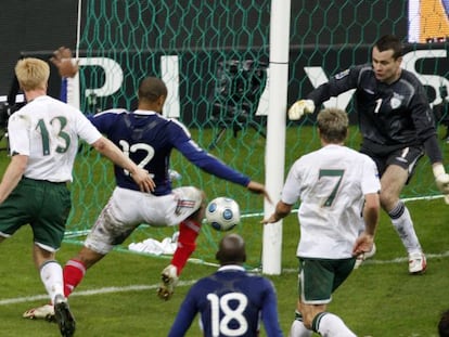 Henry, tras controlar el bal&oacute;n con la mano en el Francia-Irlanda de 2009.