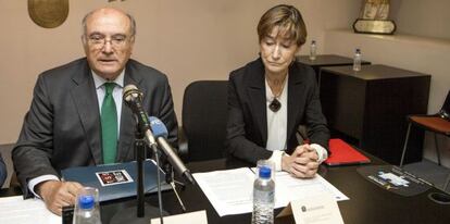 El presidente del Consejo General de la Abogacía Española, Carlos Carnicer, junto a la secretaria de la institución, Victoria Ortega, este miércoles en Vitoria.