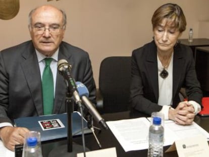 El presidente del Consejo General de la Abogacía Española, Carlos Carnicer, junto a la secretaria de la institución, Victoria Ortega, este miércoles en Vitoria. 