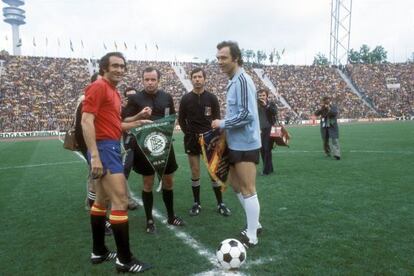 Dos leyendas, Pirri y Beckenbauer, en un España-Alemania de 1976.