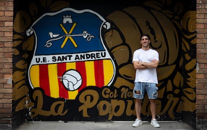 Jordi Méndez, futbolista del UE Sant Andreu, fotografiado frente al estadio.