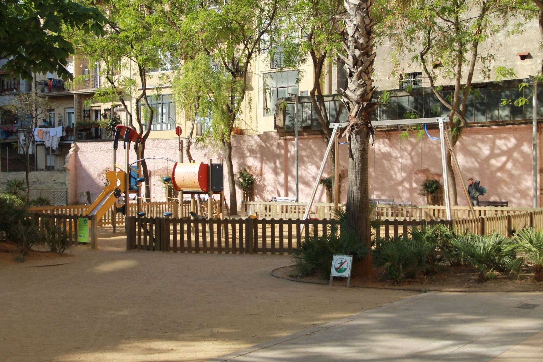 Interior de manzana parque Clotilde Cerdà en l’Eixample.