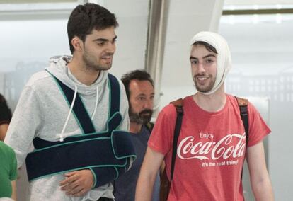 Dos de los jóvenes heridos en Lille llegan al aeropuerto de Bilbao.