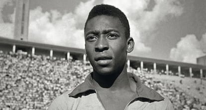 Pelé posa en 1960, los comienzos de su carrera como seleccionado en Brasil.