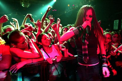 Avril Lavigne in her trademark early look (baggy pants, tie and t-shirt), at a concert in New York in 2002. 