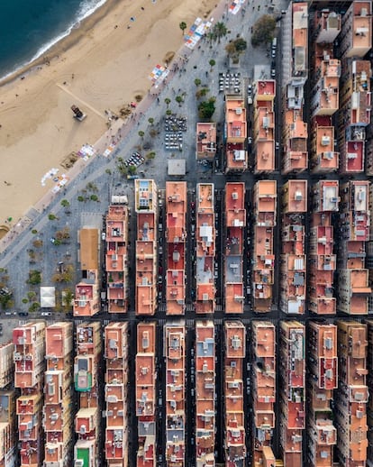 A pie de calle, puede que la Barceloneta parezca un enjambre de estrechas callejuelas. Pero a vista de pájaro, el barrio marineo por excelencia de Barcelona descubre sus tejados color terracota y su simetría junto a la playa de la capital catalana. De hecho, sus calles fueron construidas con orientación norte-sur, así quedaban resguardadas del viento de levante mientras que al mismo tiempo permitía la ventilación cruzada en los pisos.