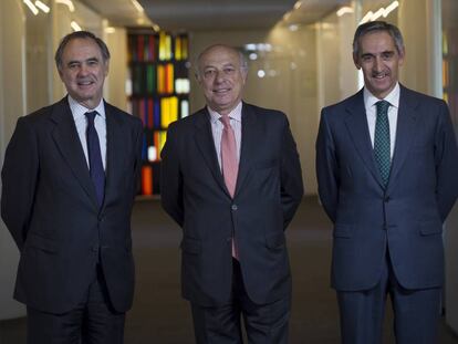 De izquierda a derecha: Luis de Carlos, José María Segovia y Salvador Sánchez Terán.